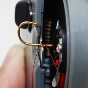 Automatic fish hook tying machine – Automatický nástroj na vázání rybích háčků 03